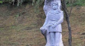 U čast malom heroju: Otkriven spomen-kip najmlađem borcu Vojske Srpske Spomenku Gostiću FOTO