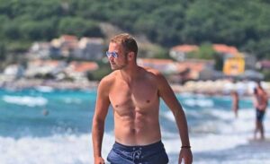 Sam na pjenu od mora: Stanivuković pozirao na plaži FOTO