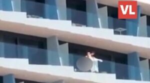 Bez imalo stida: Usred bijela dana prepustili se strastima na balkonu hotela VIDEO