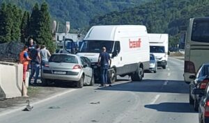 Teška saobraćajka: Jedna osoba povrijeđena u sudaru tri vozila