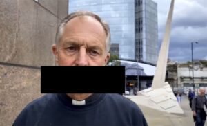 Drastičan potez! Sveštenik zašio usta zbog poricanja klimatskih promjena VIDEO