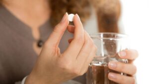 Stručnjaci upozoravaju: Pet napitaka uz koje nikad ne treba da pijete lijekove