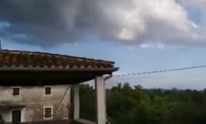 Rušio stabla, oštetio i električni stub: Kroz Istru protutnjao tornado