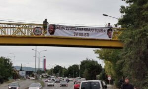 Osvanuo transparent na pasareli u Banjaluci: “Nema svjetla na kraju tunela – svi su isti!”