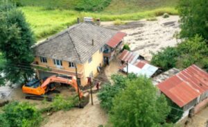 Helikopteri spasavaju ljude sa krovova kuća: Smrtonosne poplave na sjeveru Turske VIDEO, FOTO