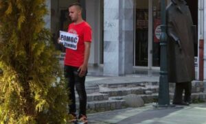 Urnebesna scena iz BiH: Mladić traži “pomoć za žendibu”