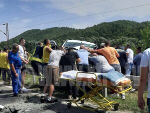 Saobraćajka kod Prijedora: Troje povrijeđeno u sudaru dva putnička vozila FOTO