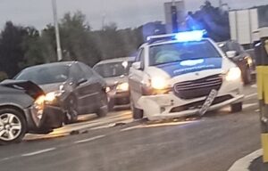 Saobraćajka u Dragočaju kod Banjaluke: Slupano i policijsko auto