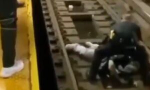 Dramatičan snimak: Policajac izvukao muškarca sa šina malo prije dolaska voza VIDEO