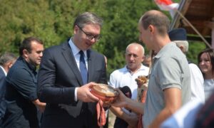 Od bake Dobrile ćilim koji je sama tkala: Vučić dobio i čuturu sa svojim likom