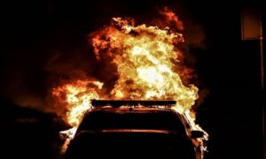“Najvjerovatnije zapaljen”: Izgorio automobil u Banjaluci, vatra zahvatila i druga vozila