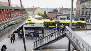 Drama na autobuskom stajalištu: Mučki udarao ženu po glavi, ona krvava molila za pomoć