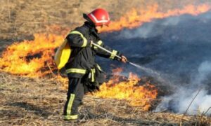 Neprestana borba i dalje traje: Vatrogasci odbijaju požar od kuća u selu Mirilovići