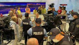 Antivakseri sinoć upali u zgradu televizije Slovenije VIDEO