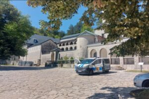 Dan odluke za SPC: Policijske snage oko Cetinjskog manastira