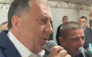 Zapjevao sa Bajom Malim Knindžom: Dodik se ponovo dohvatio mikrofona VIDEO