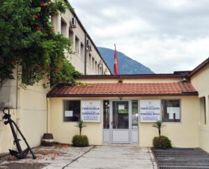 Gimnazija u Kotoru odgovorila inspekciji: Slika Svetog Save neće biti pomjerena ni milimetar