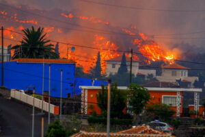 Evakuisano oko 5.000 ljudi: Lava teče niz padine vulkana, uništeno najmanje 100 kuća