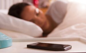Koliko je štetno spavanje pored mobilnog telefona