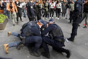 Hapšenja na neodobrenim skupovima: Nakon sukoba policija privela demonstrante