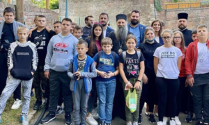 Druženje sa mališanima: Patrijarh Porfirije sa srpskom djecom iz Gline i banijskih sela