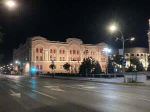 Banski dvor i zgrada Gradske uprave Banjaluka večeras osvijetljeni zlatnom bojom