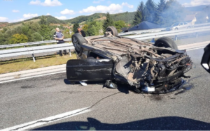 Auto zbog udesa završilo na krovu: Policija izašla na lice mjesta VIDEO