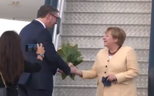 Vučić je dočekao sa cvijećem: Merkelova stigla u Beograd