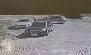 Posmatrao parkiran auto, pa izašao i uradio nešto gnusno: Sraman snimak kruži iternetom