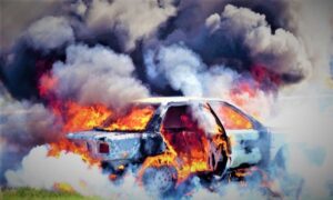 Vatra “progutala” automobil: U požaru vozila jedna osoba izgubila život