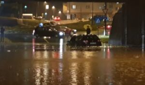 Drama u Sarajevu: Vozač ostao zarobljen u autu u poplavljenom podvožnjaku VIDEO