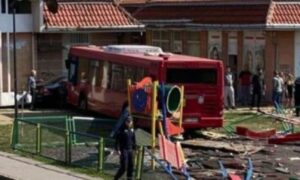 Nesreća na dječijem igralištu: Autobus probio ogradu i povrijedio dijete FOTO