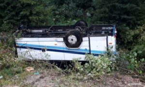 Autobus nakon sudara sletio sa puta: Povrijeđeno 16 osoba