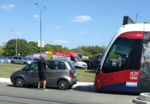 Sve veća bahatost vozača: Parkirao automobil na tramvajskim šinama VIDEO