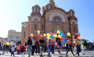Višečlane porodice izlaze na ulicu: Prva “Porodična šetnja” u Banjaluci – cilj je jasan