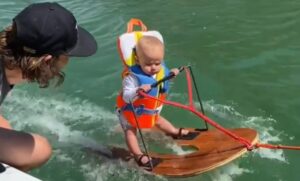 Pogledajte kako beba od šest mjeseci skija na vodi VIDEO