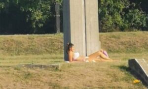 Vjerovali ili ne… Djevojka u bikiniju sunčala se pored spomenika u Jajincima FOTO