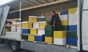 Vrijedna donacija: U Bileći podijeljeni paketi za 37 pčelara početnika