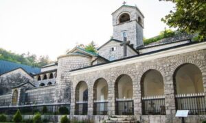 Incident kod manastira na Cetinju: Policija spriječila sukob VIDEO