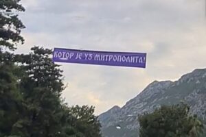 Zasmetalo građanima Kotora: Uklonjen transparent podrške mitropolitu Joanikiju