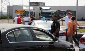 Raste tenzija u Crnoj Gori: Kolona vozila ka Cetinju, policija postavila barikade