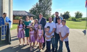 Slavlje u Gradišci: Dodik kumovao na krštenju devetoro djece porodice Đurić