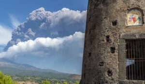 Vulkan Etna ponovo eruptirao: Izdat najviši nivo upozorenja