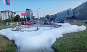 Neslana šala u Banjaluci: Zapjenila fontana na kružnom toku kod “Delte”