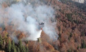 Borba sa buktinjom iz vazduha: Helikopter gasi požar u okolini Trebinja