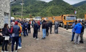 Znatno veći broj građana na prelazu Јarinje: U toku sjednica Savjeta za nacionalnu bezbjednost