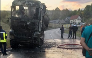Kamion se zapalio u vožnji i u potpunosti izgorio
