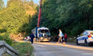 Kamion se prevrnuo u krivini: Kilometarske kolone na putu Vlasenica – Han Pijesak