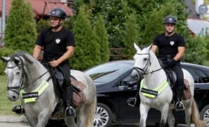 Građani uživali u prizoru: Konjica MUP-a Srpske patrolirala ulicama Banjaluke VIDEO