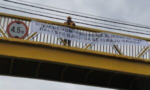 Opet transparentom po Stanivukoviću: Dali ste djeci da se igraju grada! FOTO/VIDEO
